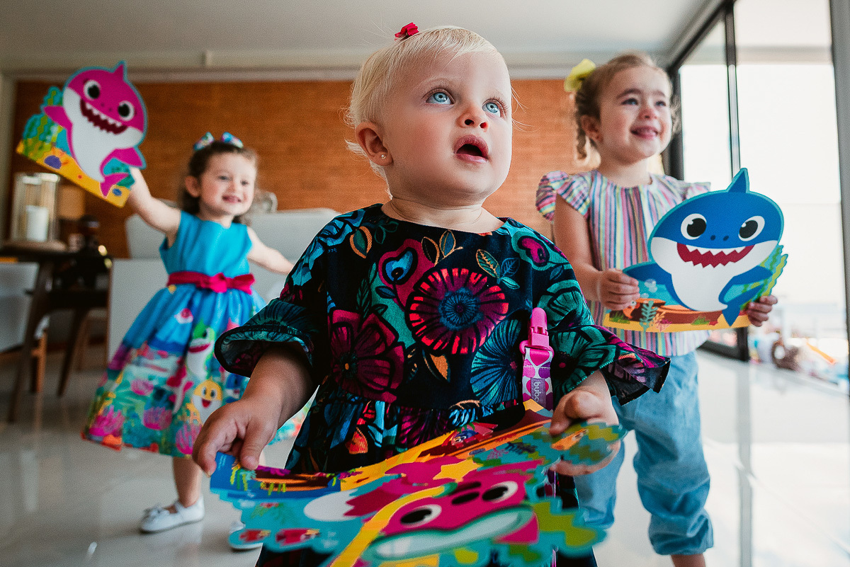 festinha de aniversario em casa, festa infantil em casa, aniversario infantil, decoração de festa em csa, decoração de festa infantil em casa, papelaria baby shark, lembrancinhas baby shark, festa em casa, aniversario no quintal, festinha no quintal