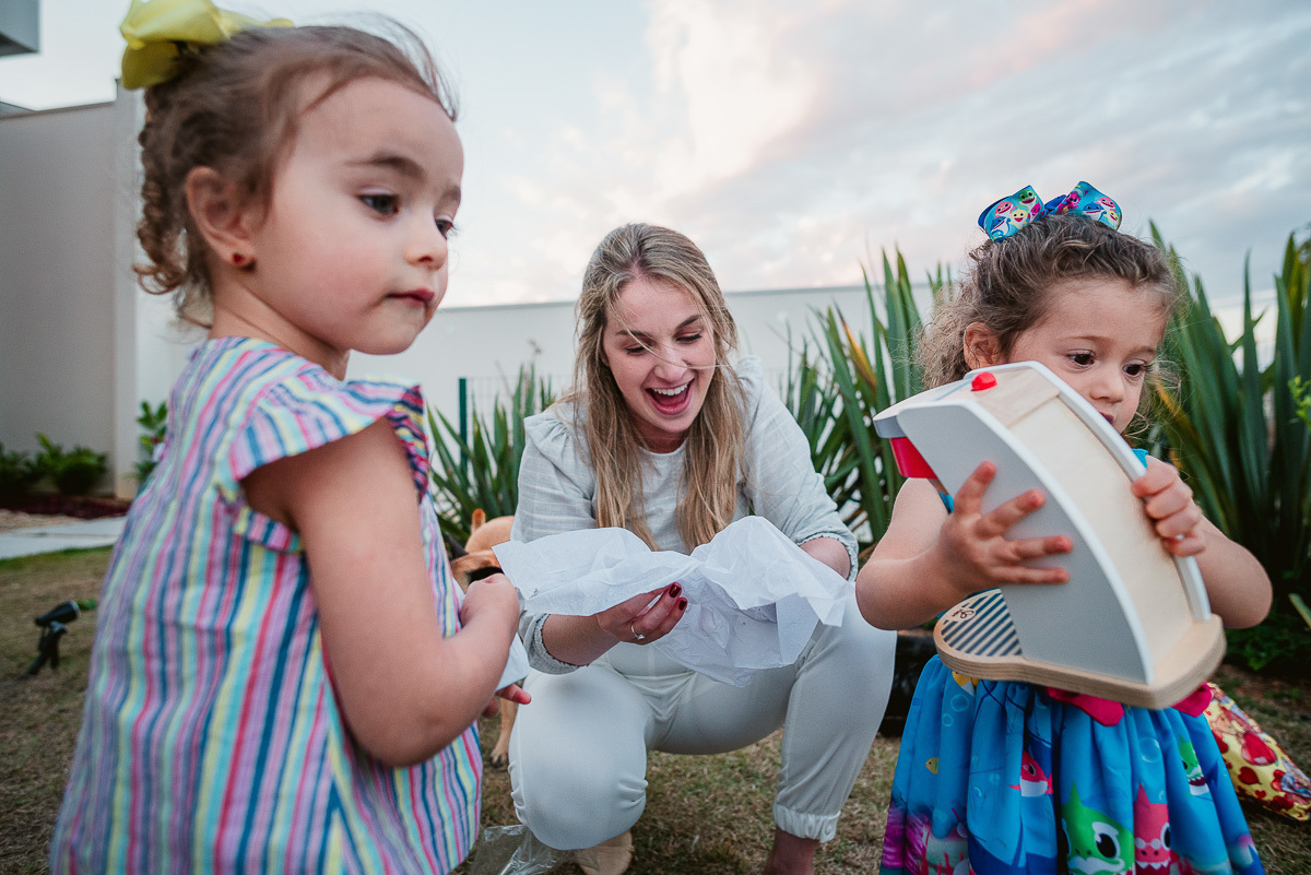 festinha de aniversario em casa, festa infantil em casa, aniversario infantil, decoração de festa em csa, decoração de festa infantil em casa, cozinha infantil madeira, festa em casa, aniversario no quintal, brinquedos de madeira