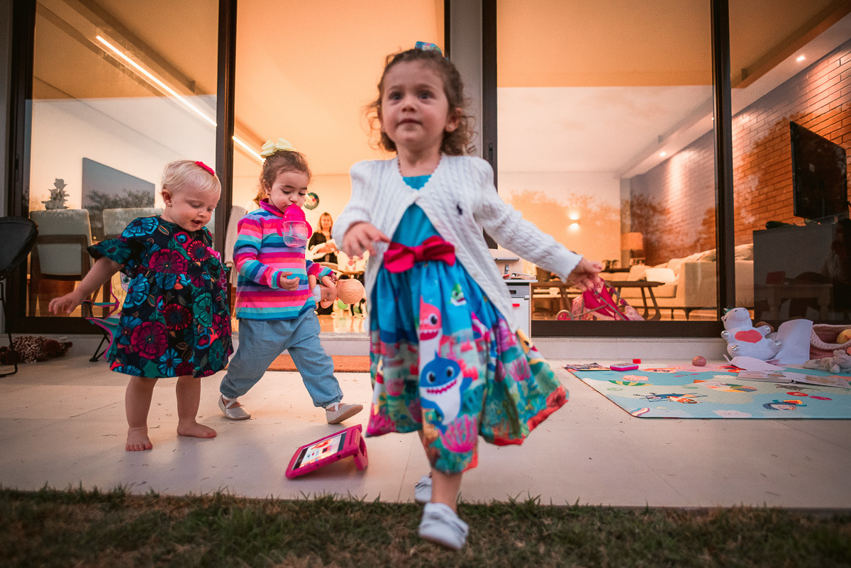 festinha de aniversario em casa, festa infantil em casa, aniversario infantil, decoração de festa em csa, decoração de festa infantil em casa, fim de festinha, festa em casa, aniversario no quintal, vestido de festa infantil frio