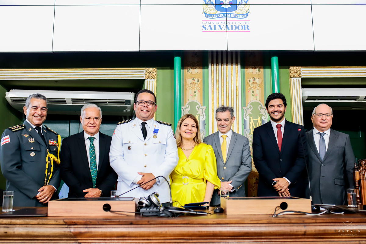 Tenente Coronel Manfredo recebe a Medalha Thomé de Souza em Salvador-Ba
Fotografo em Salvador
Fotógrafo Salvador
Onde casar em Salvador
Vereador de Salvador
Enchentes no sul da Bahia
Waldyr Lantyer
Praia do Forte Bahia
Foto da Hora Praia do Forte