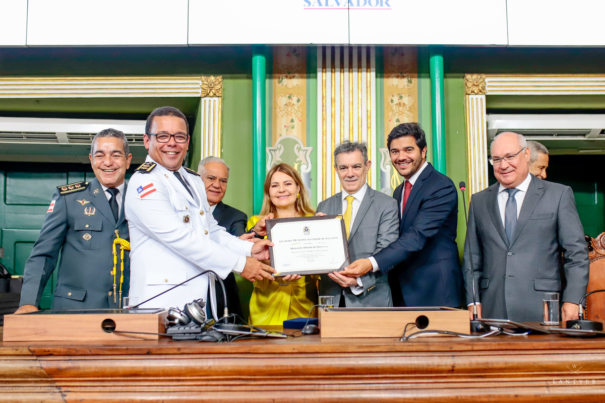 Tenente Coronel Manfredo recebe a Medalha Thomé de Souza em Salvador-Ba
Fotografo em Salvador
Fotógrafo Salvador
Onde casar em Salvador
Vereador de Salvador
Enchentes no sul da Bahia
Waldyr Lantyer
Praia do Forte Bahia
Foto da Hora Praia do Forte