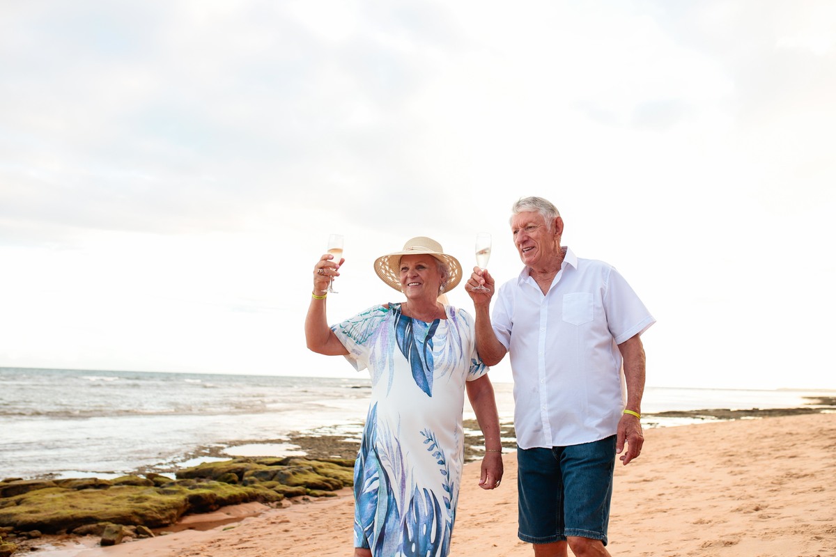 Fotógrafo de bodas de ouro em Praia do Forte, Fotos de bodas de ouro na Bahia,Fotografia de casais em Praia do Forte,Ensaio fotográfico de casal em Salvador,Fotógrafo de casamento em Praia do Forte,Fotógrafo de eventos em Bahia,Fotos de família 