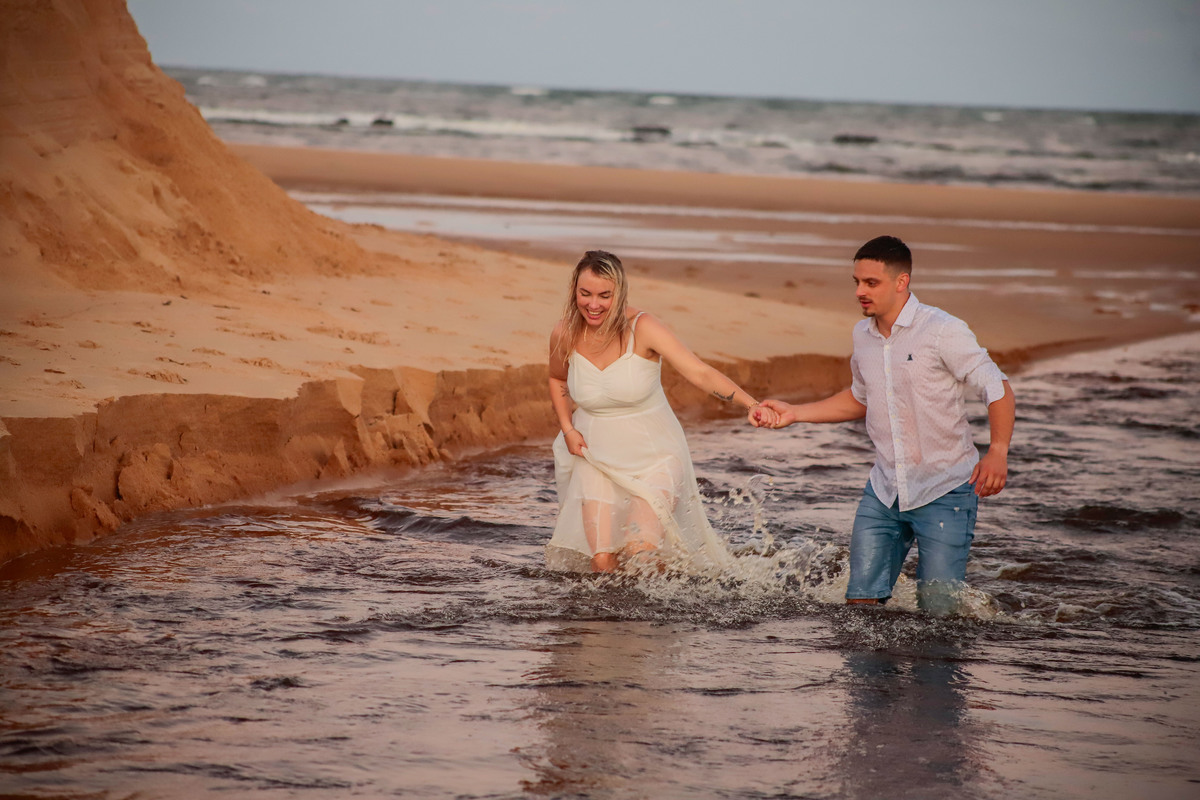 Casal de noivos
Ensaio fotográfico
Praia do Forte
Despojado
Vila de Praia do Forte
Praias da Bahia
Encontro do rio com o mar
Banho ao pôr do sol
Fotógrafo profissional
Rio Grande do Sul
Momentos especiais
Amor e união
Beleza natural
Alegria e felicidade
C
