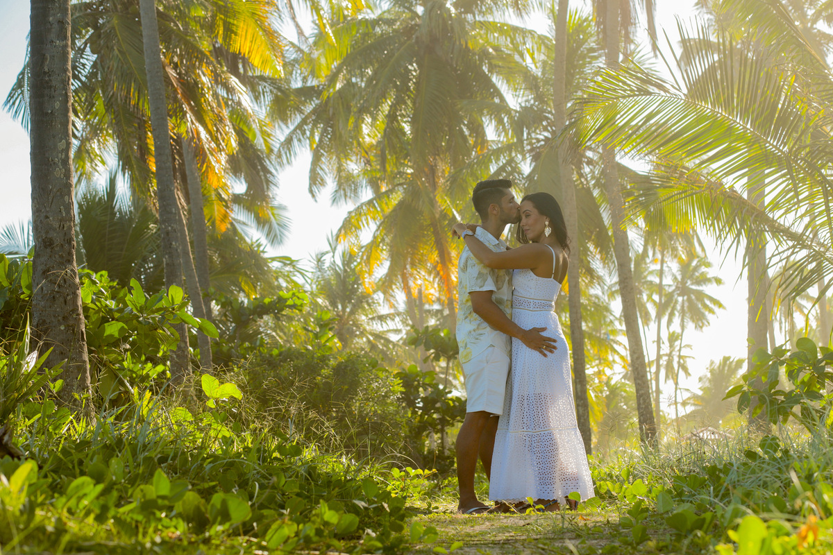 Se você está planejando um casamento na praia em Salvador ou Praia do Forte, conte comigo para registrar cada detalhe desse momento especial. Como fotógrafo especializado em casamentos, vou capturar a essência do seu amor e transformá-la em belas imagens.