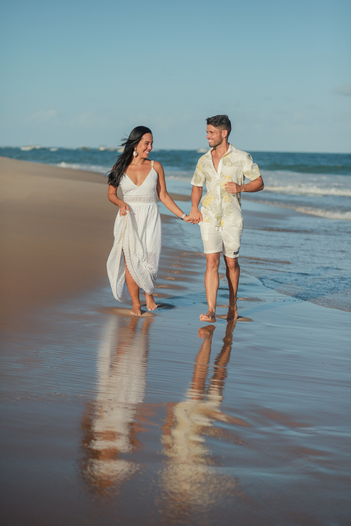 Como fotógrafo de casamentos na praia em Salvador e Praia do Forte, estou comprometido em capturar a verdadeira essência do seu amor e transformá-la em belas imagens que você irá apreciar para sempre. Conte comigo para registrar cada momento especial do s