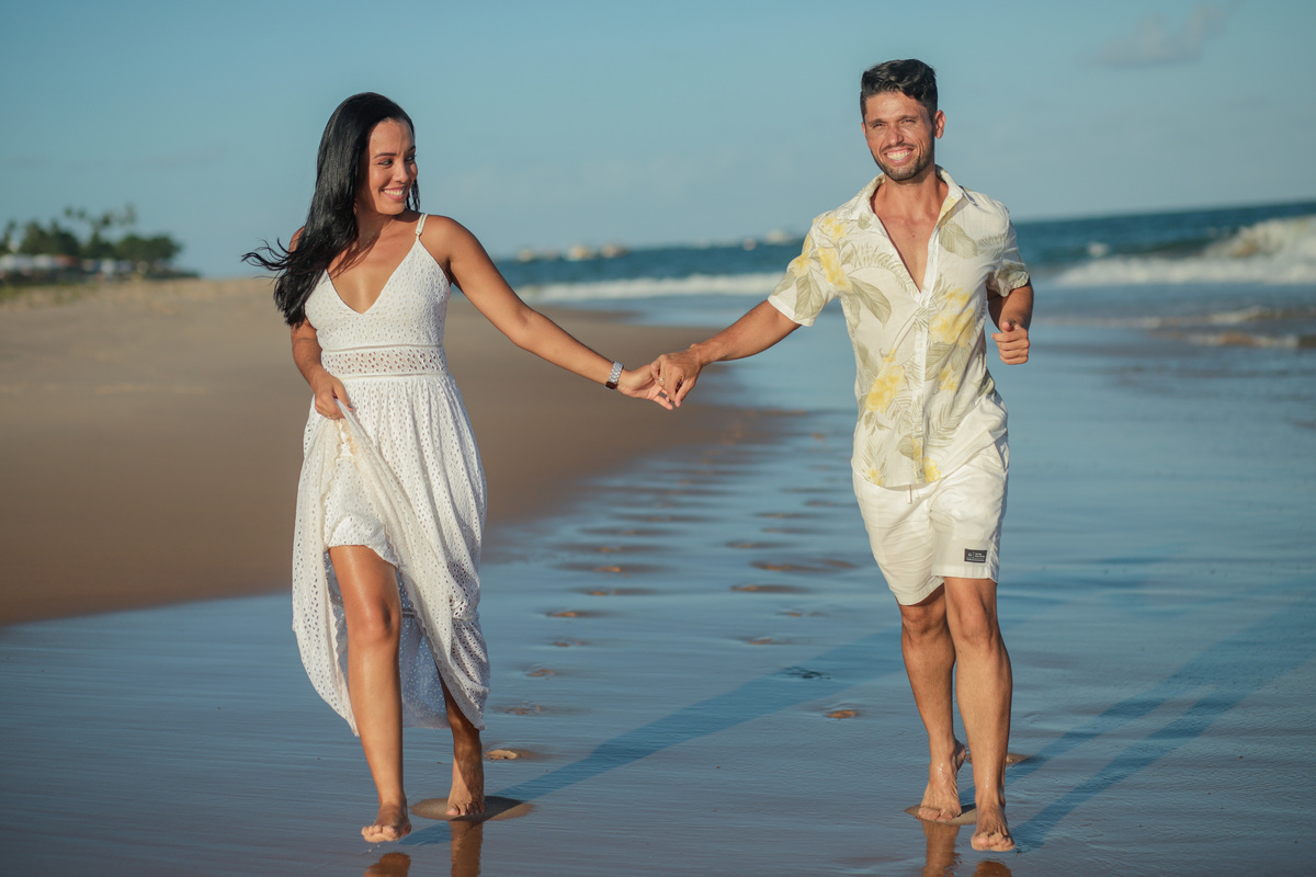 Deixe-me capturar a beleza do seu amor em um cenário deslumbrante como Salvador ou Praia do Forte. Como fotógrafo especializado em casamentos na praia, estou aqui para transformar seus momentos mais especiais em memórias eternas.