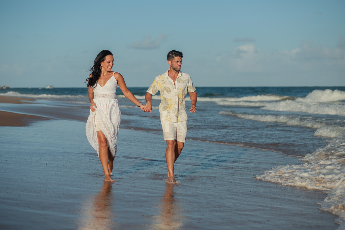 Deixe-me capturar a beleza do seu amor em um cenário deslumbrante como Salvador ou Praia do Forte. Como fotógrafo especializado em casamentos na praia, estou aqui para transformar seus momentos mais especiais em memórias eternas.