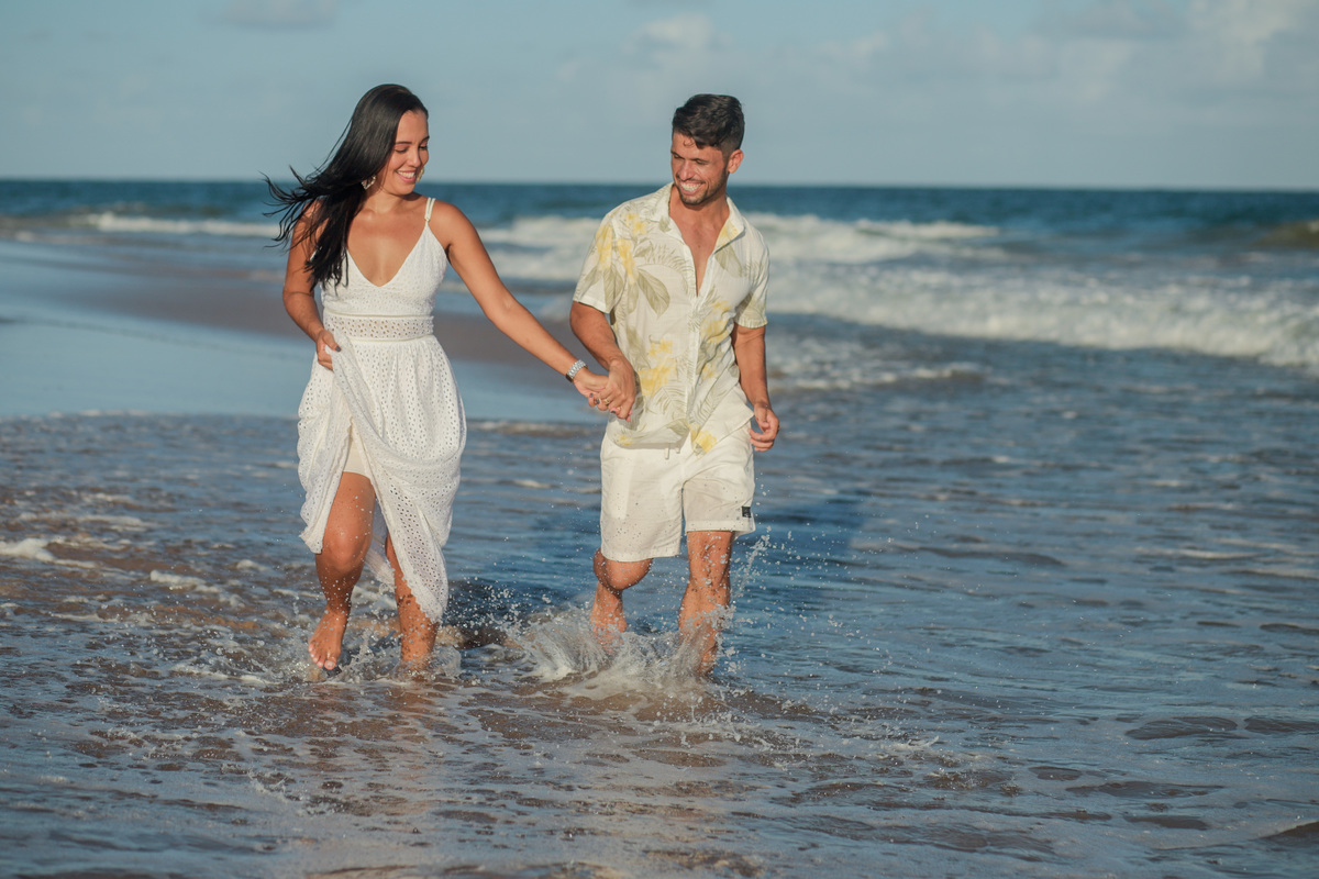 Deixe-me capturar a beleza do seu amor em um cenário deslumbrante como Salvador ou Praia do Forte. Como fotógrafo especializado em casamentos na praia, estou aqui para transformar seus momentos mais especiais em memórias eternas.