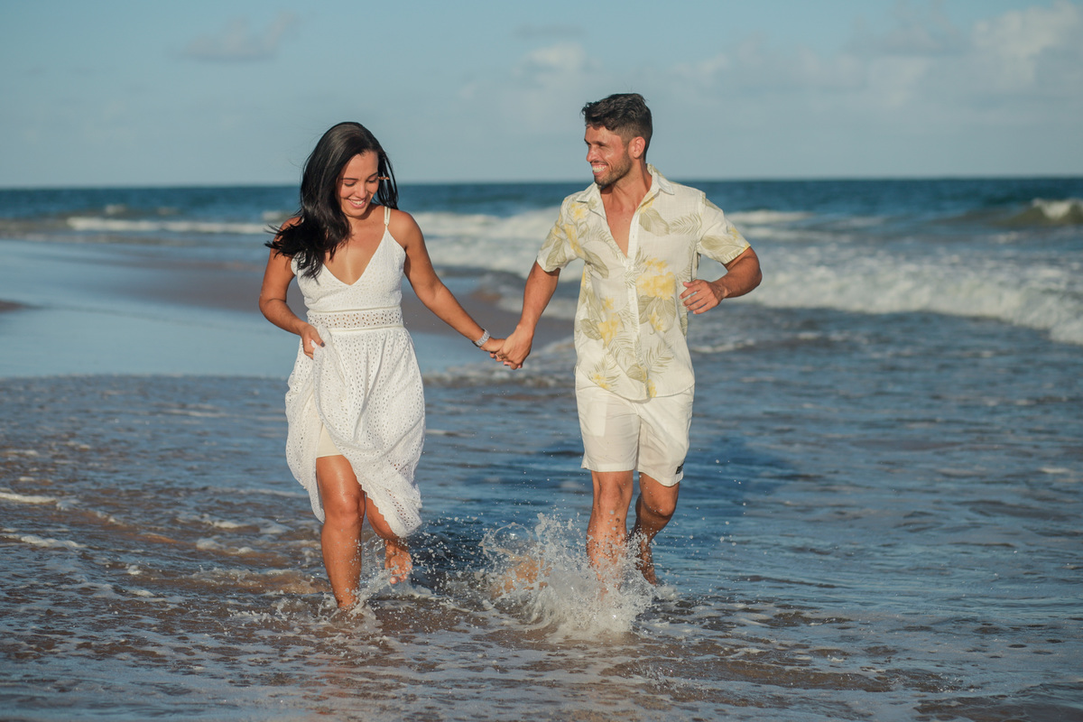 Deixe-me capturar a beleza do seu amor em um cenário deslumbrante como Salvador ou Praia do Forte. Como fotógrafo especializado em casamentos na praia, estou aqui para transformar seus momentos mais especiais em memórias eternas.