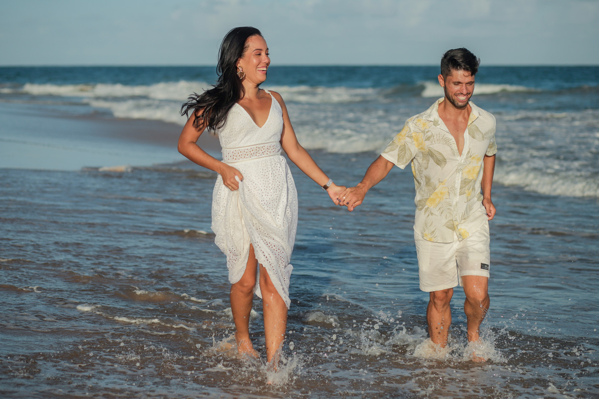 Deixe-me capturar a beleza do seu amor em um cenário deslumbrante como Salvador ou Praia do Forte. Como fotógrafo especializado em casamentos na praia, estou aqui para transformar seus momentos mais especiais em memórias eternas.