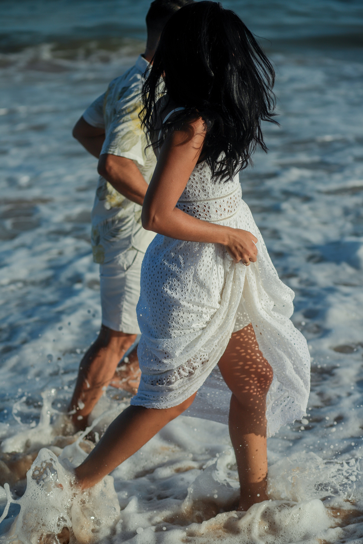 Deixe-me capturar a beleza do seu amor em um cenário deslumbrante como Salvador ou Praia do Forte. Como fotógrafo especializado em casamentos na praia, estou aqui para transformar seus momentos mais especiais em memórias eternas.