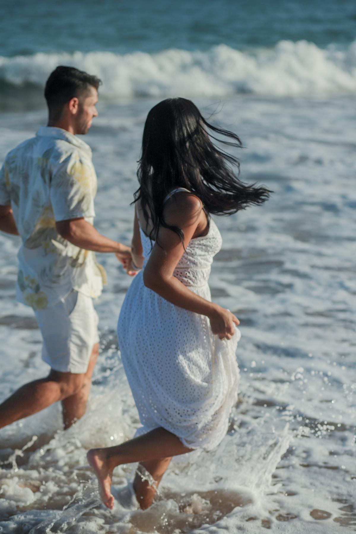 Deixe-me capturar a beleza do seu amor em um cenário deslumbrante como Salvador ou Praia do Forte. Como fotógrafo especializado em casamentos na praia, estou aqui para transformar seus momentos mais especiais em memórias eternas.