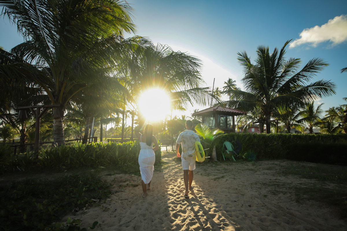 Deixe-me capturar a beleza do seu amor em um cenário deslumbrante como Salvador ou Praia do Forte. Como fotógrafo especializado em casamentos na praia, estou aqui para transformar seus momentos mais especiais em memórias eternas.