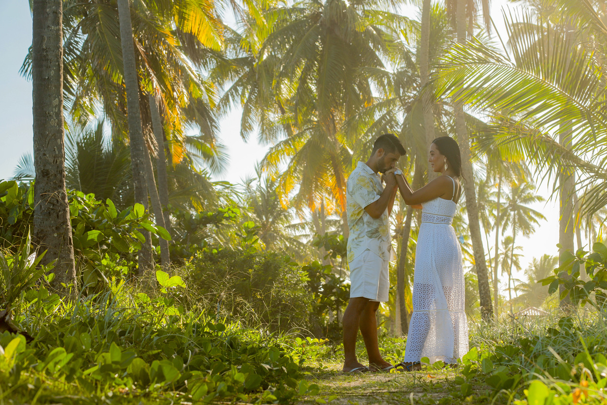 Se você está planejando um casamento na praia em Salvador ou Praia do Forte, conte comigo para registrar cada detalhe desse momento especial. Como fotógrafo especializado em casamentos, vou capturar a essência do seu amor e transformá-la em belas imagens.