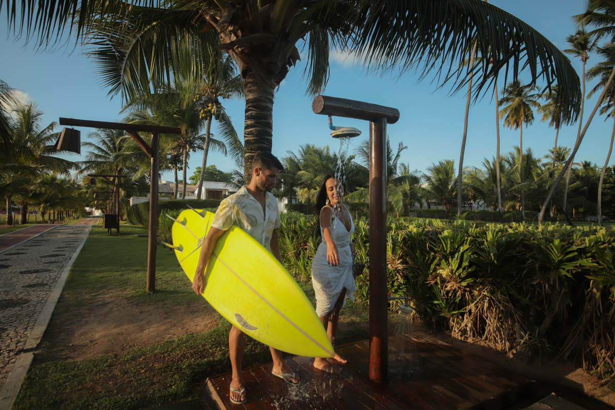 Cada casamento é uma história de amor única e especial. Como fotógrafo de casamentos na praia em Salvador e Praia do Forte, estou comprometido em capturar a verdadeira essência do seu amor e transformá-la em belas lembranças que durarão para sempre.
