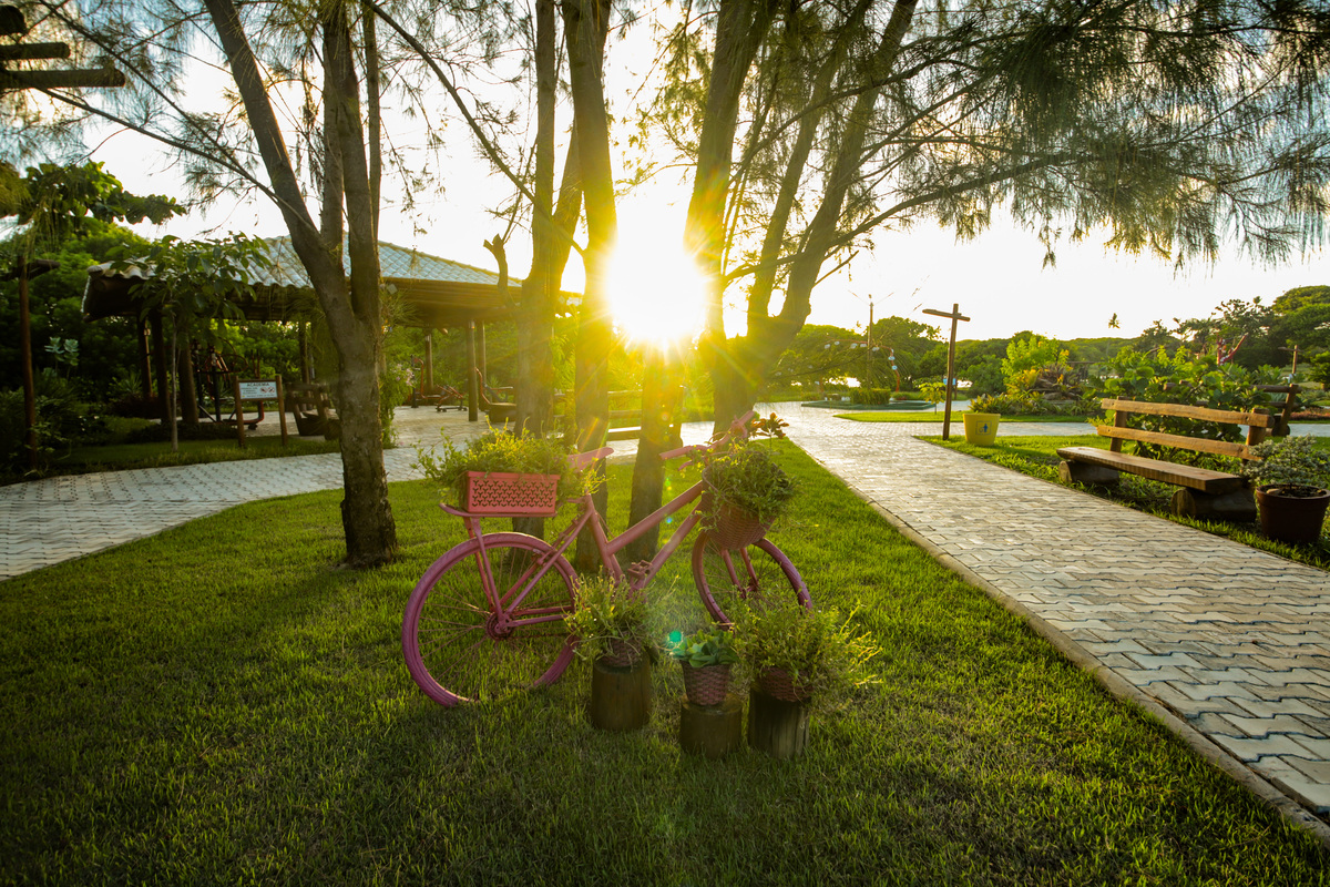 Cada casamento é uma história de amor única e especial. Como fotógrafo de casamentos na praia em Salvador e Praia do Forte, estou comprometido em capturar a verdadeira essência do seu amor e transformá-la em belas lembranças que durarão para sempre.