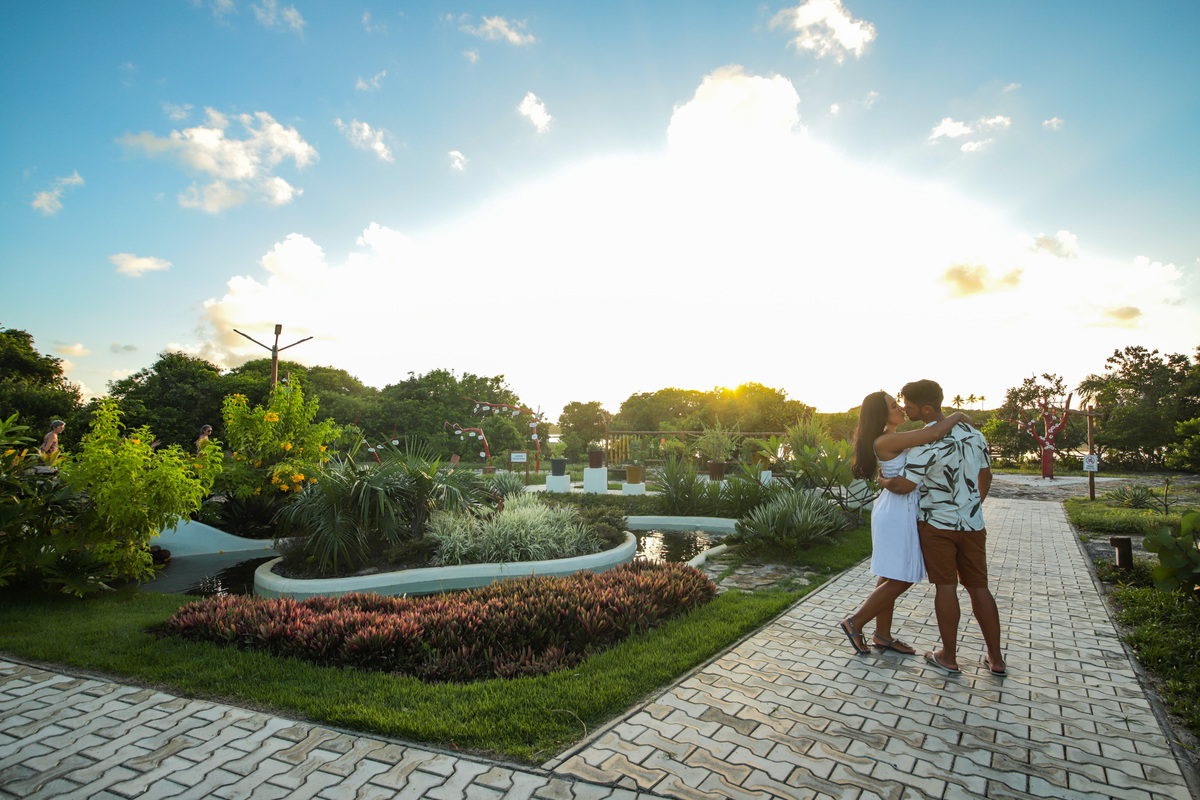 Cada casamento é uma história de amor única e especial. Como fotógrafo de casamentos na praia em Salvador e Praia do Forte, estou comprometido em capturar a verdadeira essência do seu amor e transformá-la em belas lembranças que durarão para sempre.