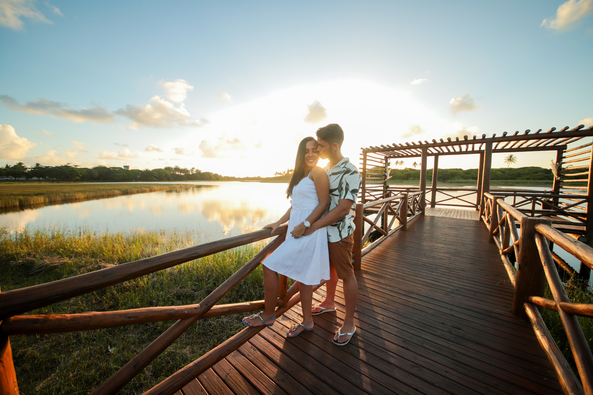 Cada casamento é uma história de amor única e especial. Como fotógrafo de casamentos na praia em Salvador e Praia do Forte, estou comprometido em capturar a verdadeira essência do seu amor e transformá-la em belas lembranças que durarão para sempre.