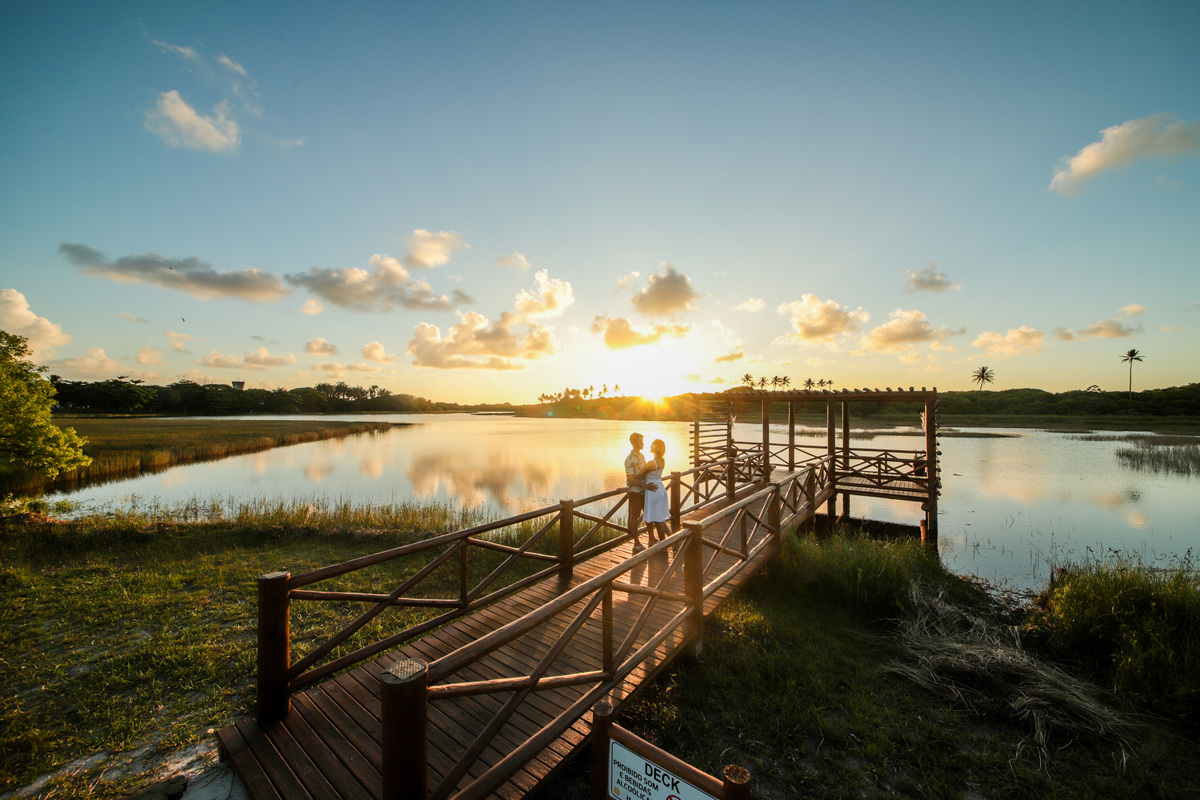 Cada casamento é uma história de amor única e especial. Como fotógrafo de casamentos na praia em Salvador e Praia do Forte, estou comprometido em capturar a verdadeira essência do seu amor e transformá-la em belas lembranças que durarão para sempre.