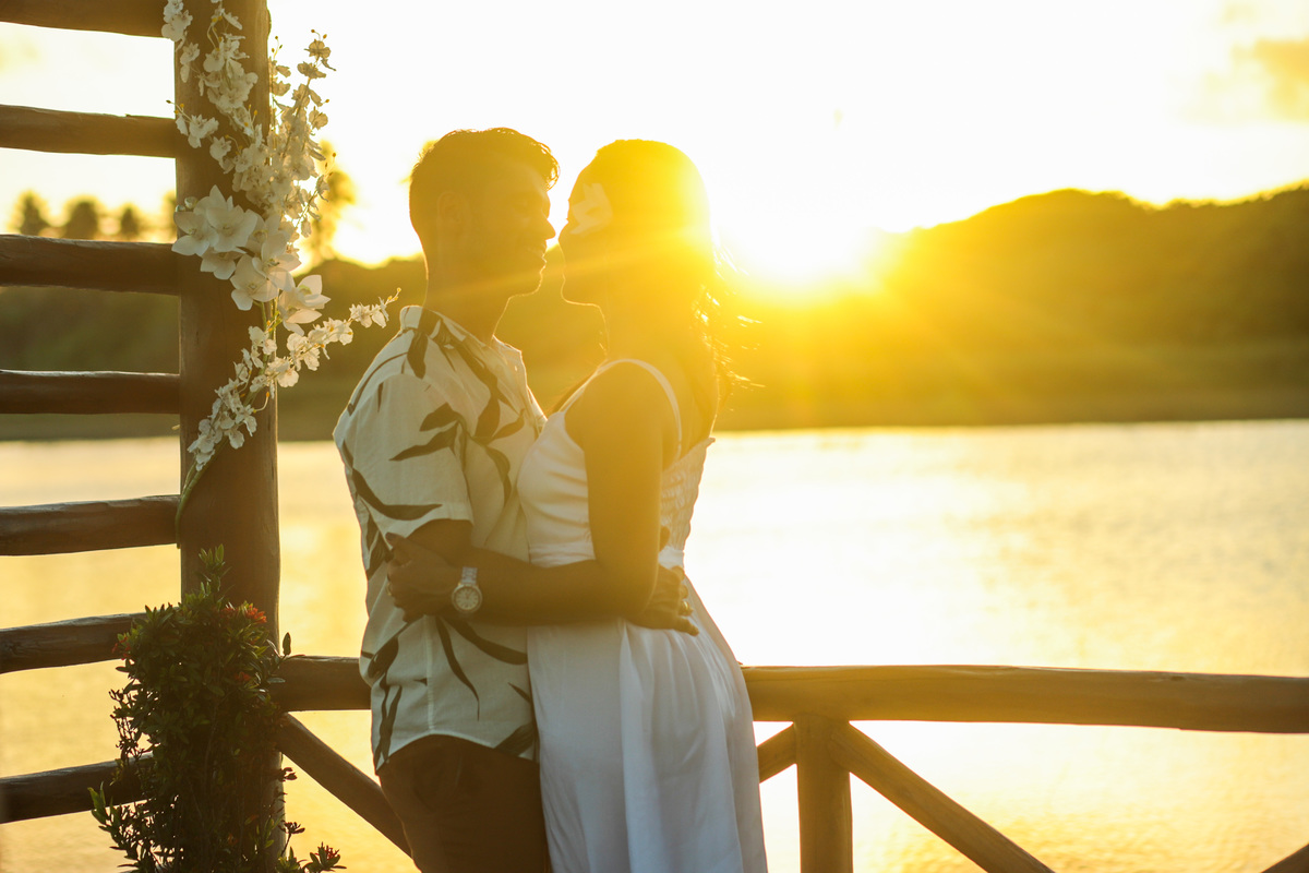 Cada casamento é uma história de amor única e especial. Como fotógrafo de casamentos na praia em Salvador e Praia do Forte, estou comprometido em capturar a verdadeira essência do seu amor e transformá-la em belas lembranças que durarão para sempre.