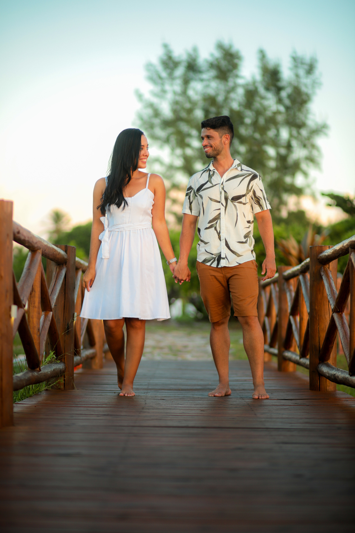 Se você está planejando um casamento na praia em Salvador ou Praia do Forte, conte comigo para capturar cada momento mágico desse dia especial. Como fotógrafo de casamentos na praia, estou comprometido em transformar seus sonhos em belas imagens que você 