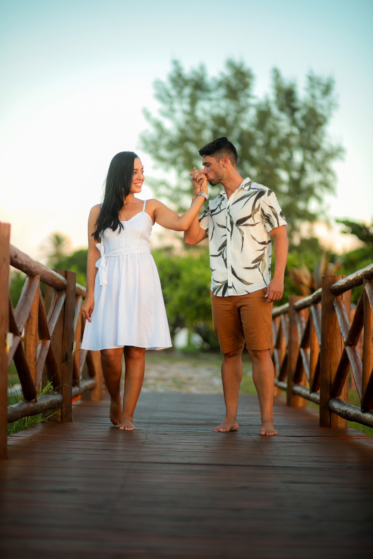 Se você está planejando um casamento na praia em Salvador ou Praia do Forte, conte comigo para capturar cada momento mágico desse dia especial. Como fotógrafo de casamentos na praia, estou comprometido em transformar seus sonhos em belas imagens que você 