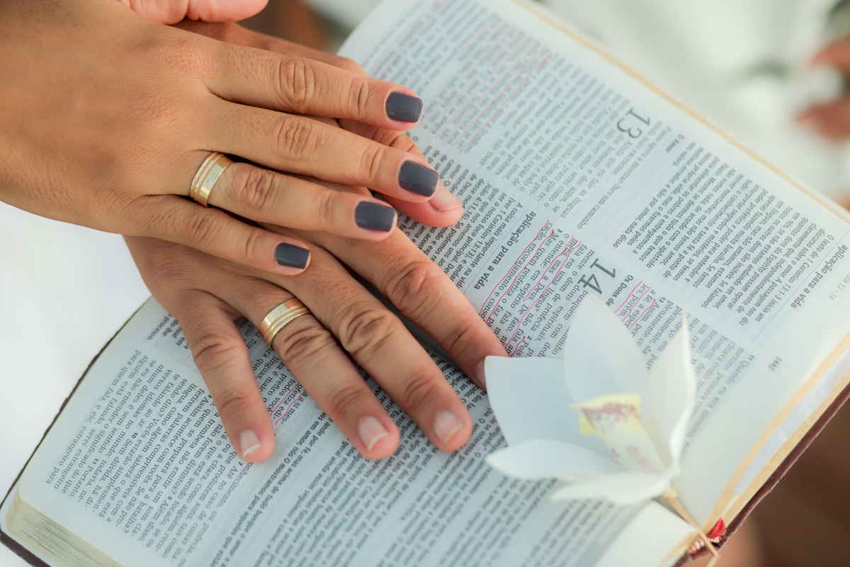 Como fotógrafo de casamentos na praia em Salvador e Praia do Forte, estou aqui para transformar seus momentos mais especiais em memórias eternas. Deixe-me capturar a beleza natural desses locais e transformá-la em belas imagens que você irá apreciar para 