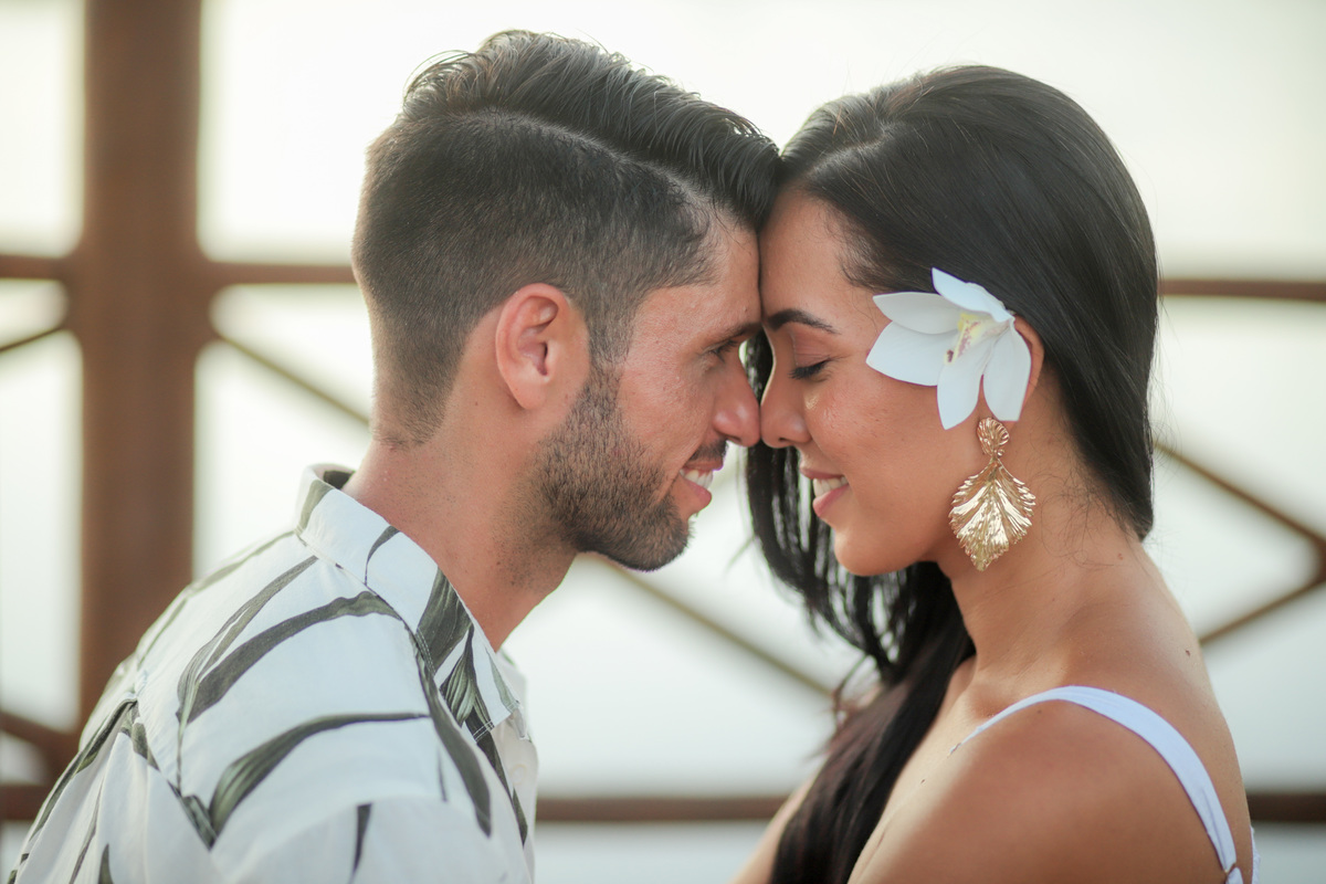 Como fotógrafo de casamentos na praia em Salvador e Praia do Forte, estou aqui para transformar seus momentos mais especiais em memórias eternas. Deixe-me capturar a beleza natural desses locais e transformá-la em belas imagens que você irá apreciar para 