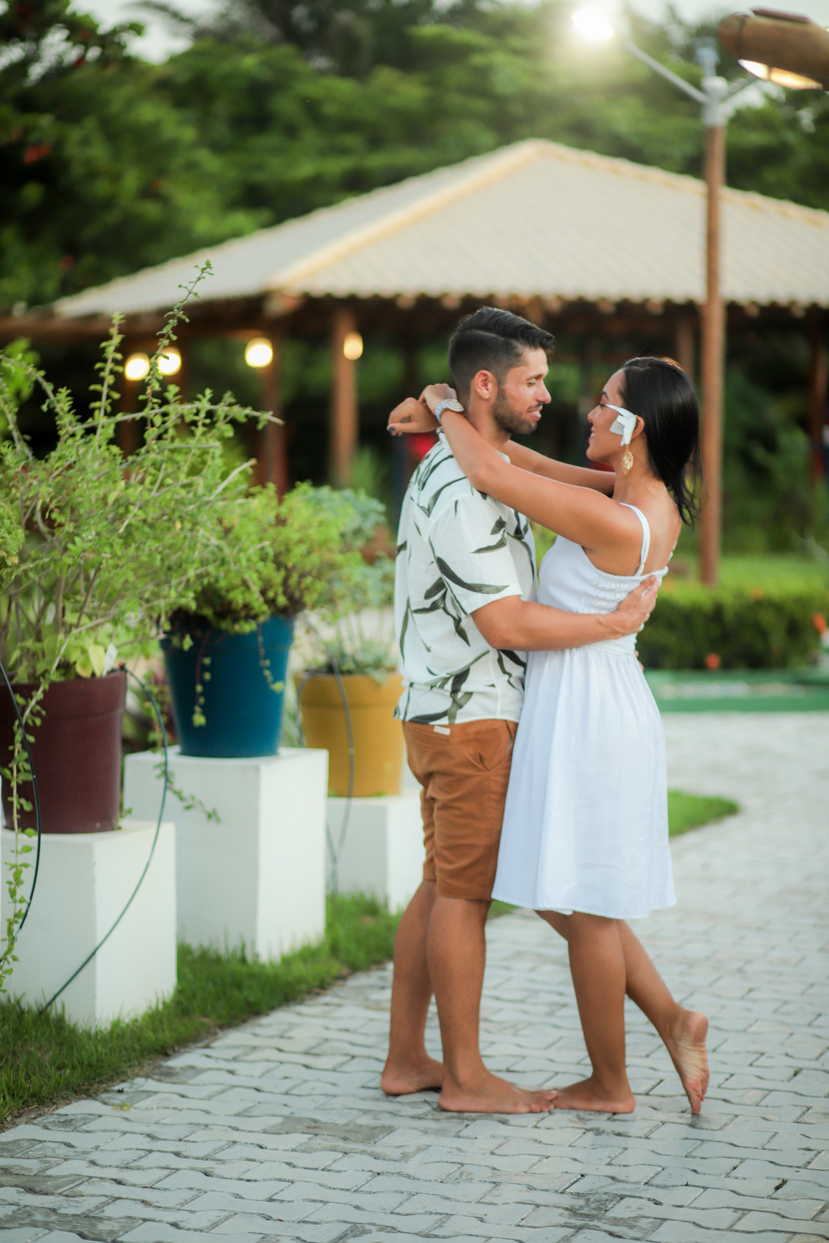Salvador e Praia do Forte são destinos encantadores para casamentos na praia. Como fotógrafo especializado em casamentos nesses locais, estou comprometido em capturar a verdadeira essência do seu amor e transformá-la em belas lembranças que você irá aprec