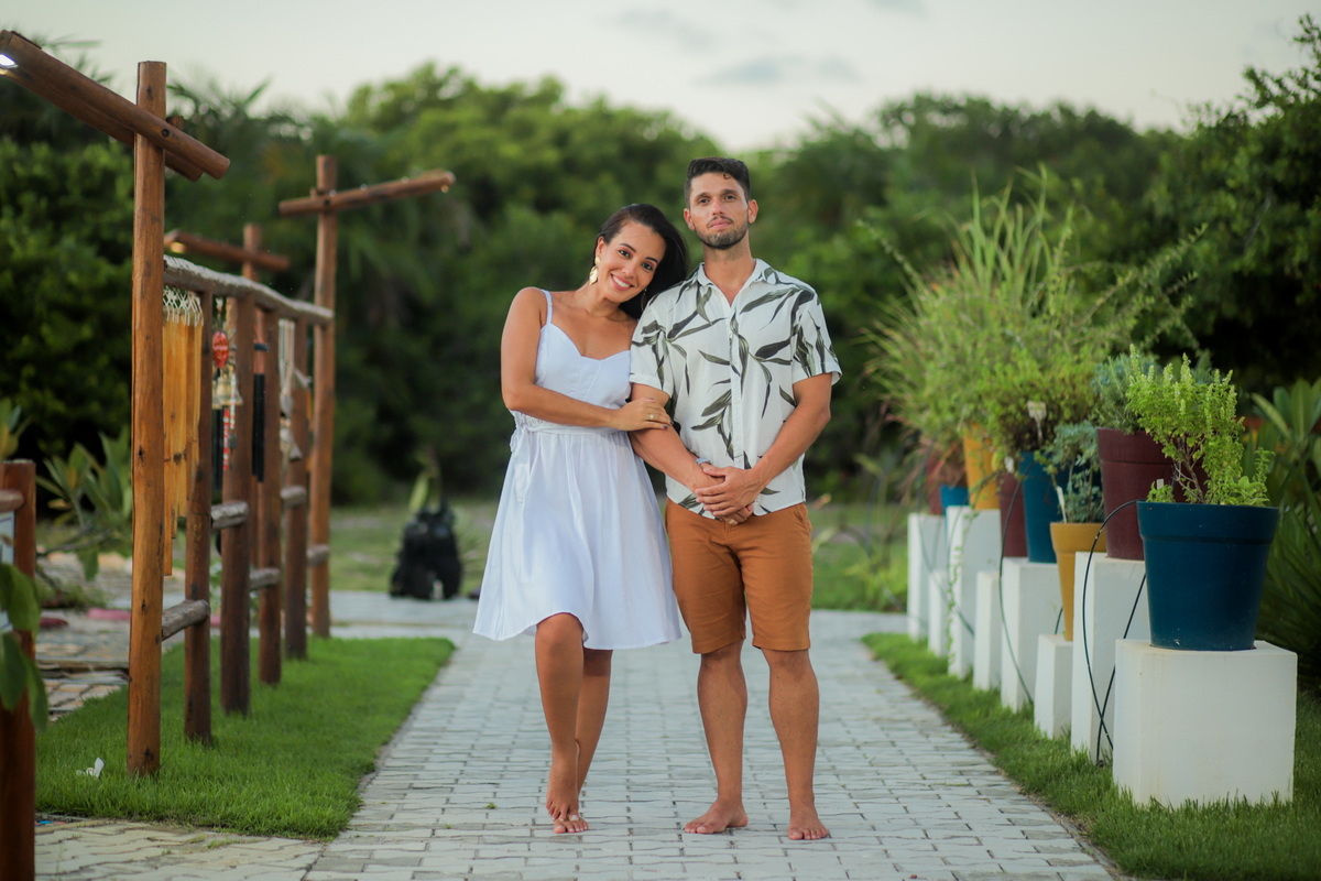 Se você está planejando um casamento na praia em Salvador ou Praia do Forte, deixe-me ajudá-lo a transformar esse dia especial em memórias eternas. Como fotógrafo de casamentos na praia, vou capturar cada momento mágico do seu grande dia com beleza e aute