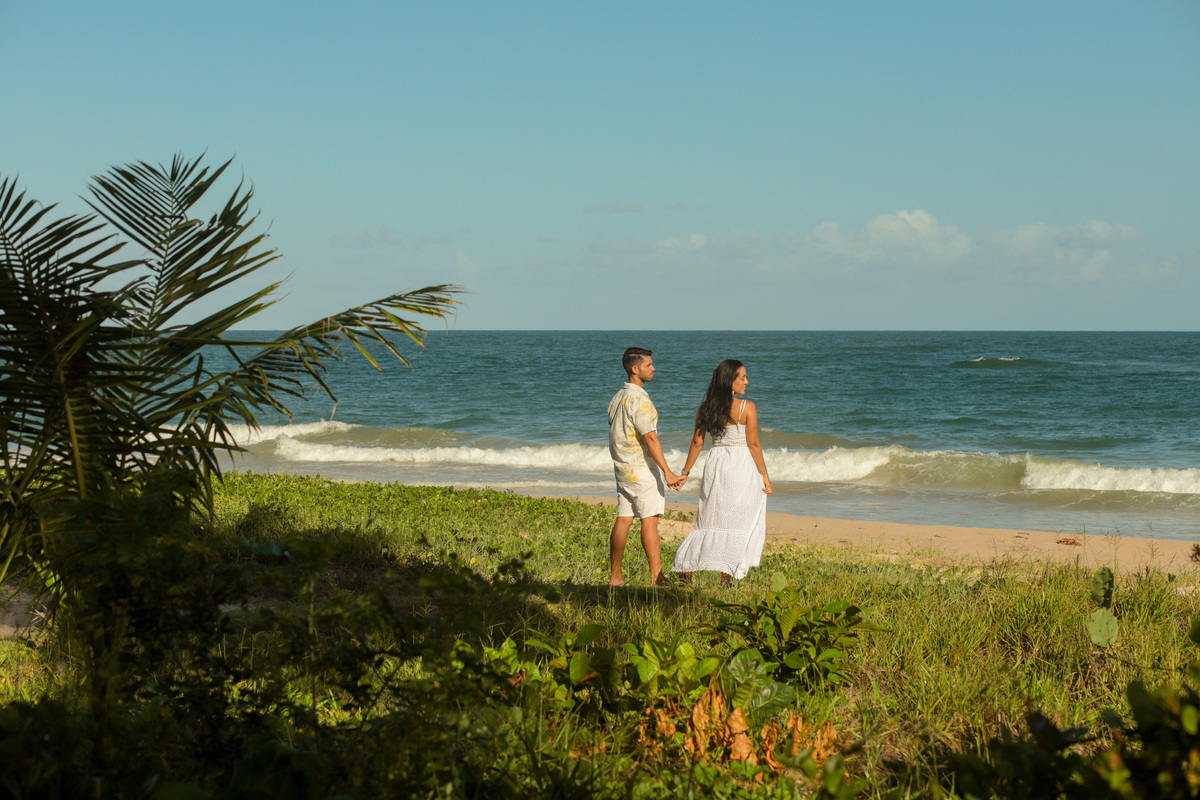 Se você está planejando um casamento na praia em Salvador ou Praia do Forte, conte comigo para registrar cada detalhe desse momento especial. Como fotógrafo especializado em casamentos, vou capturar a essência do seu amor e transformá-la em belas imagens.