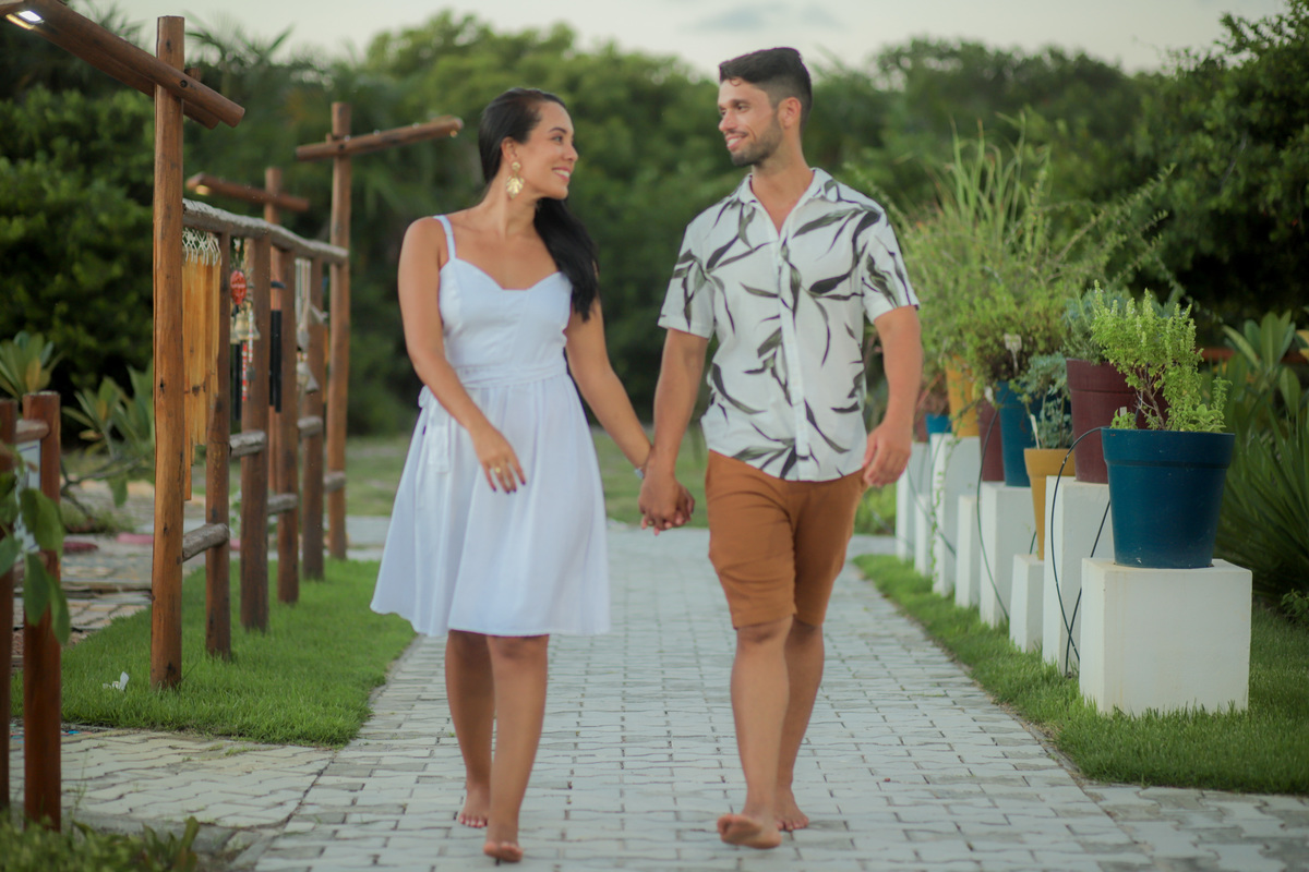 Se você está planejando um casamento na praia em Salvador ou Praia do Forte, deixe-me ajudá-lo a transformar esse dia especial em memórias eternas. Como fotógrafo de casamentos na praia, vou capturar cada momento mágico do seu grande dia com beleza e aute