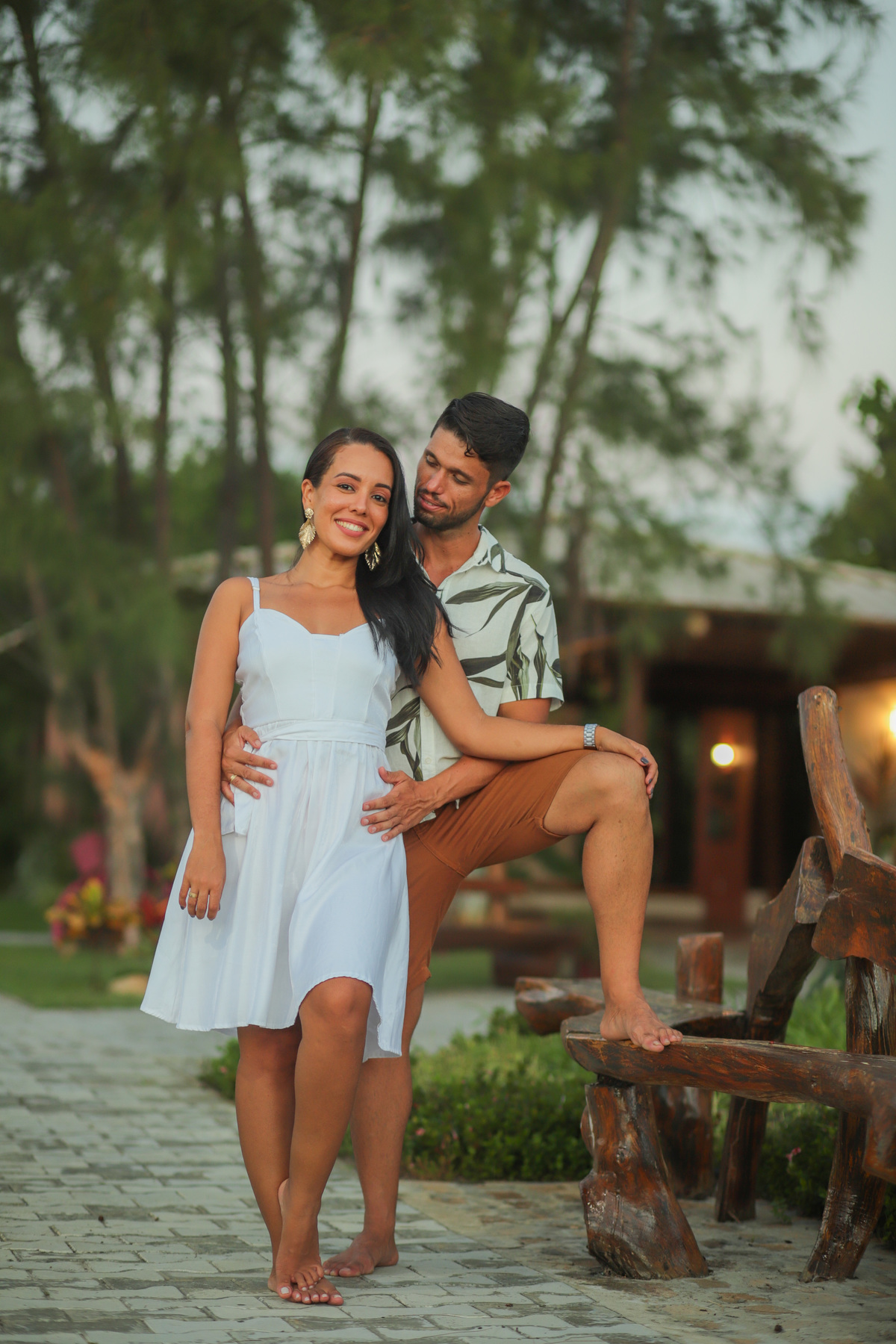 Se você está planejando um casamento na praia em Salvador ou Praia do Forte, deixe-me ajudá-lo a transformar esse dia especial em memórias eternas. Como fotógrafo de casamentos na praia, vou capturar cada momento mágico do seu grande dia com beleza e aute
