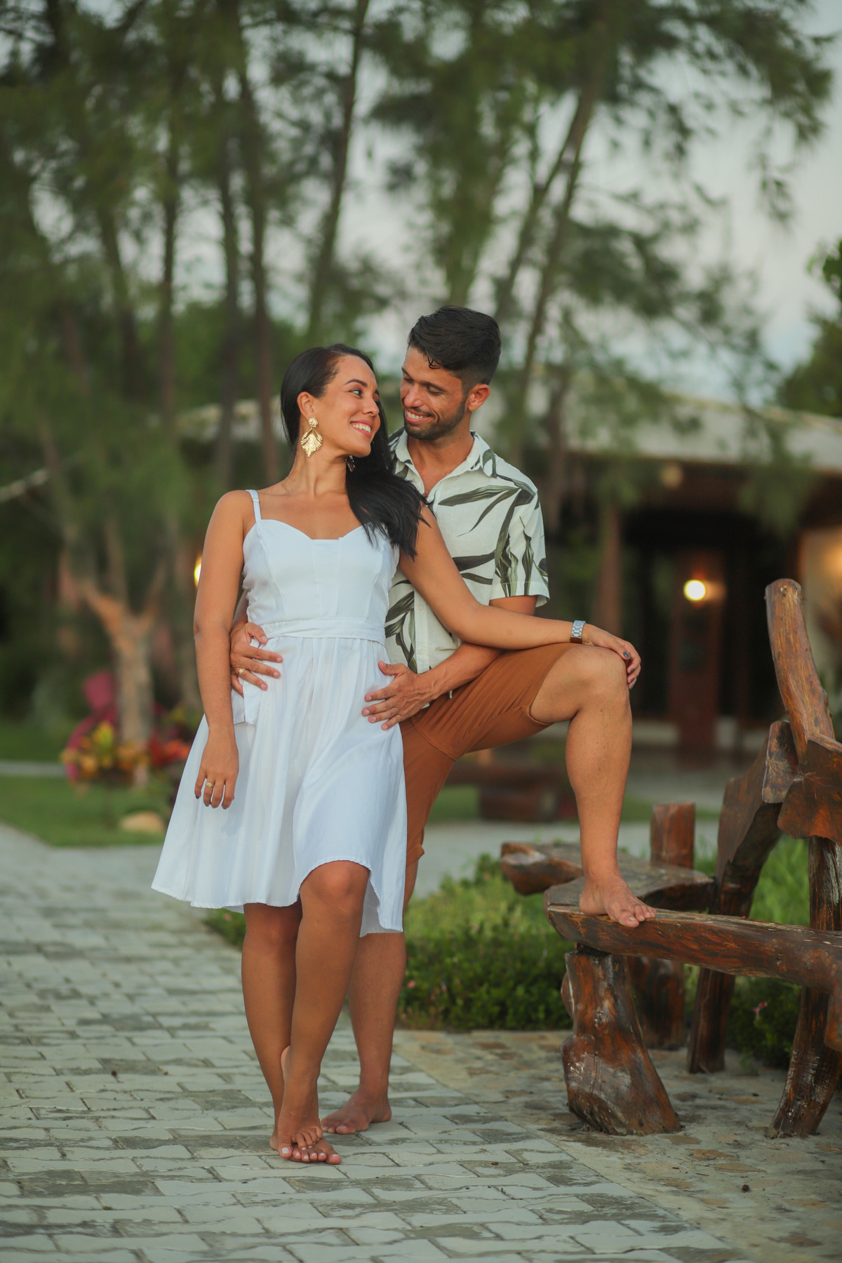 Se você está planejando um casamento na praia em Salvador ou Praia do Forte, deixe-me ajudá-lo a transformar esse dia especial em memórias eternas. Como fotógrafo de casamentos na praia, vou capturar cada momento mágico do seu grande dia com beleza e aute