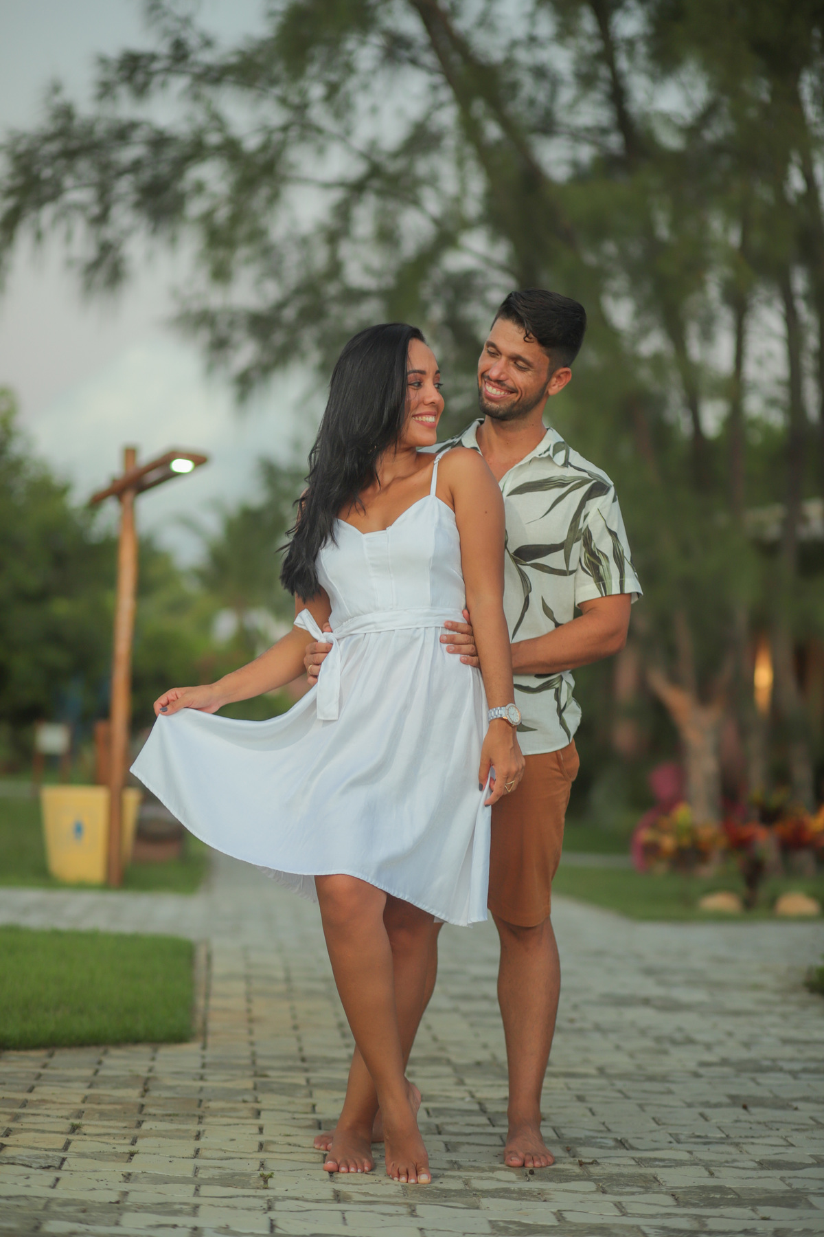 Com suas praias deslumbrantes e paisagens exuberantes, Salvador e Praia do Forte oferecem o cenário perfeito para um casamento na praia. Como fotógrafo especializado em casamentos nesses locais, estou aqui para transformar seus momentos mais preciosos em 