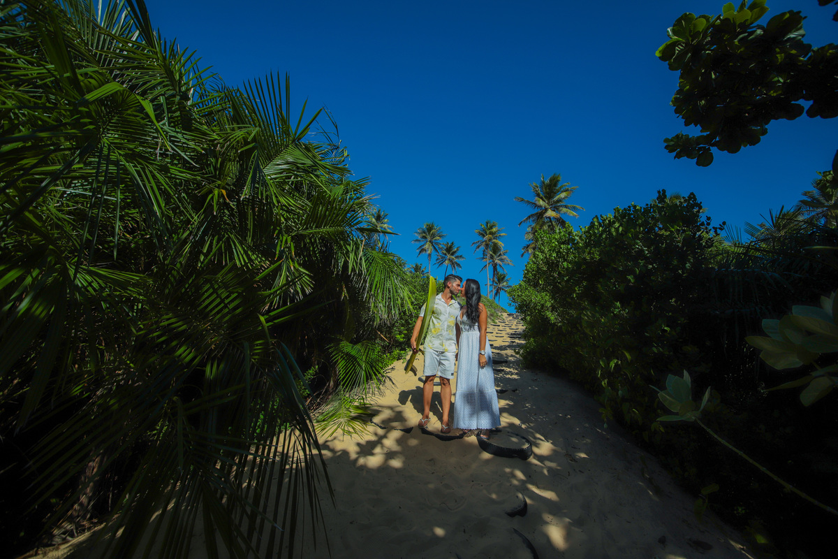 Se você está planejando um casamento na praia em Salvador ou Praia do Forte, conte comigo para registrar cada detalhe desse momento especial. Como fotógrafo especializado em casamentos, vou capturar a essência do seu amor e transformá-la em belas imagens.
