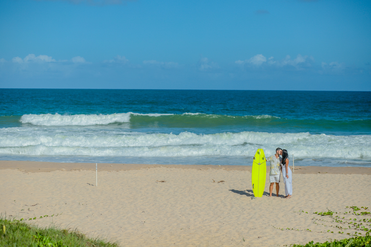 As praias de Salvador e Praia do Forte oferecem um cenário deslumbrante para celebrar o amor. Como fotógrafo de casamentos na praia, estou preparado para capturar a beleza natural desses locais e transformar seu pré-casamento e casamento em lembranças ine