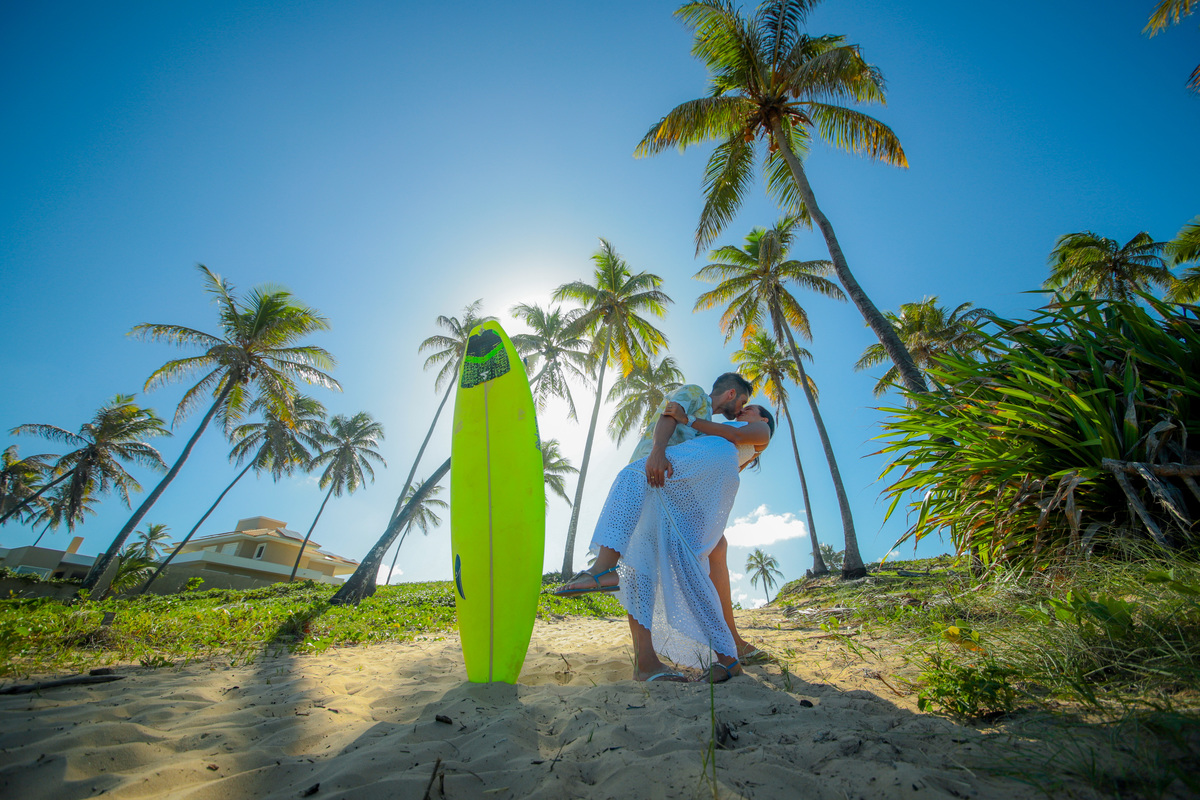 As praias de Salvador e Praia do Forte oferecem um cenário deslumbrante para celebrar o amor. Como fotógrafo de casamentos na praia, estou preparado para capturar a beleza natural desses locais e transformar seu pré-casamento e casamento em lembranças ine