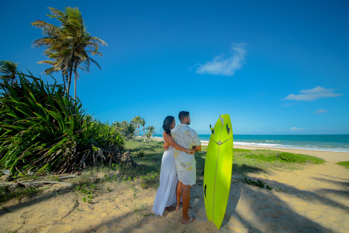 As praias de Salvador e Praia do Forte oferecem um cenário deslumbrante para celebrar o amor. Como fotógrafo de casamentos na praia, estou preparado para capturar a beleza natural desses locais e transformar seu pré-casamento e casamento em lembranças ine