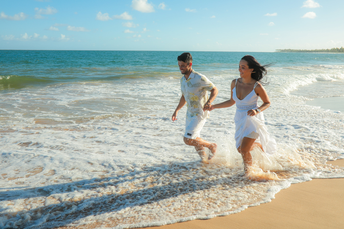 Salvador e Praia do Forte são destinos encantadores para casamentos na praia. Como fotógrafo de casamentos especializado nesses locais, estou comprometido em capturar a verdadeira essência do seu amor e transformá-la em lembranças que você irá apreciar pa