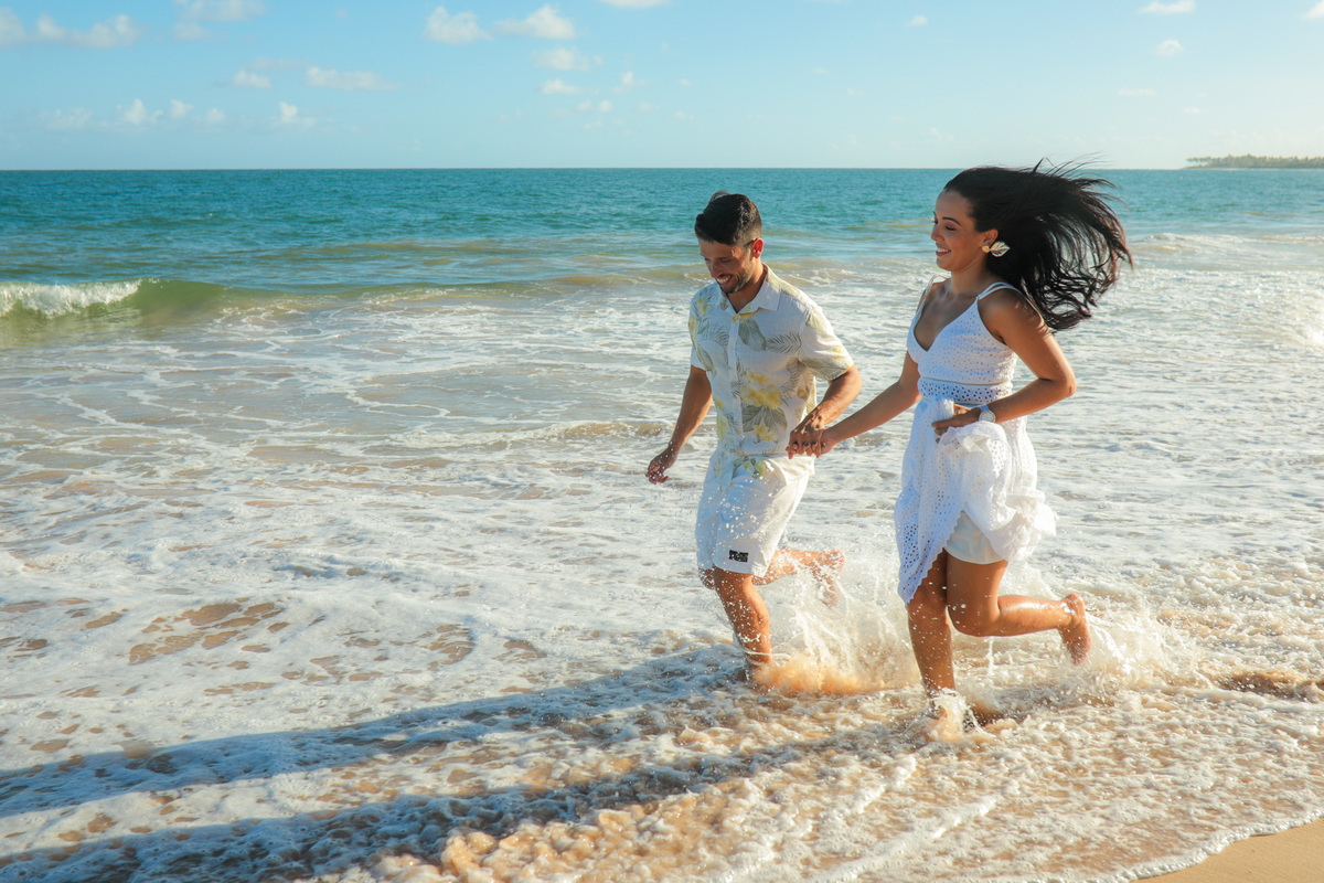 Salvador e Praia do Forte são destinos encantadores para casamentos na praia. Como fotógrafo de casamentos especializado nesses locais, estou comprometido em capturar a verdadeira essência do seu amor e transformá-la em lembranças que você irá apreciar pa