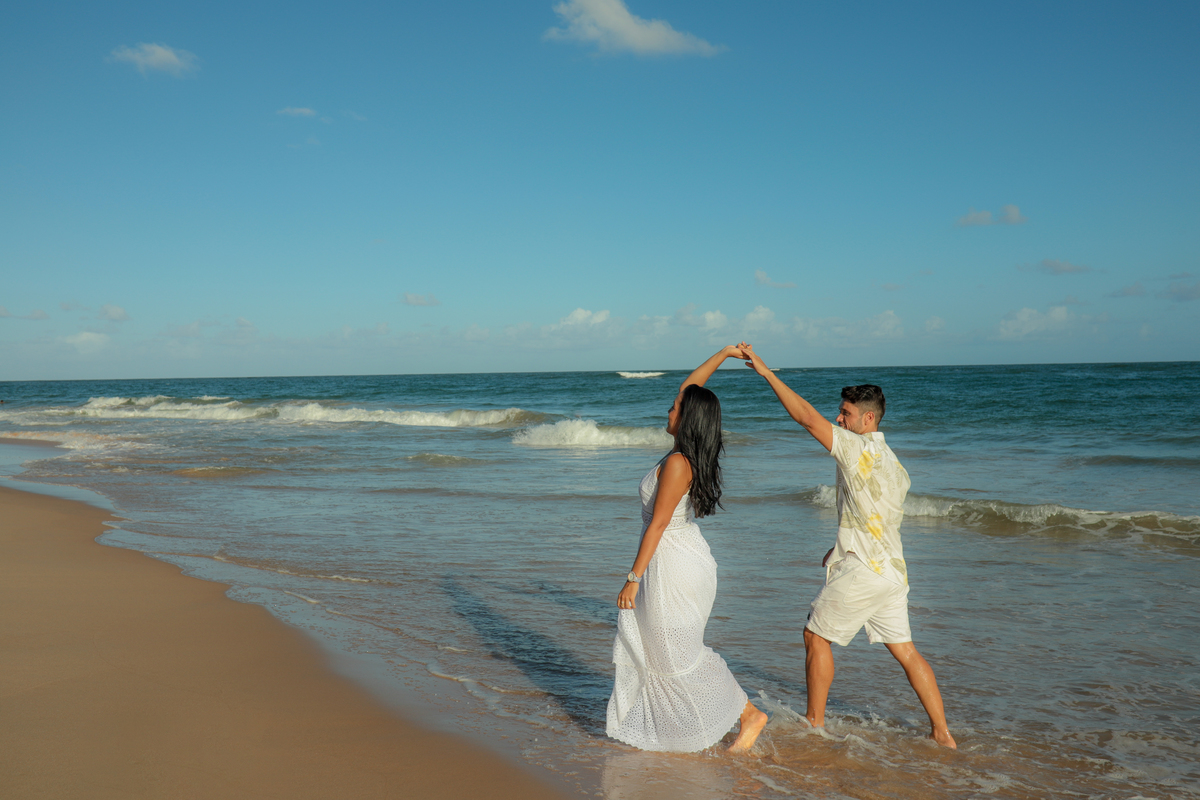 Salvador e Praia do Forte são destinos encantadores para casamentos na praia. Como fotógrafo de casamentos especializado nesses locais, estou comprometido em capturar a verdadeira essência do seu amor e transformá-la em lembranças que você irá apreciar pa
