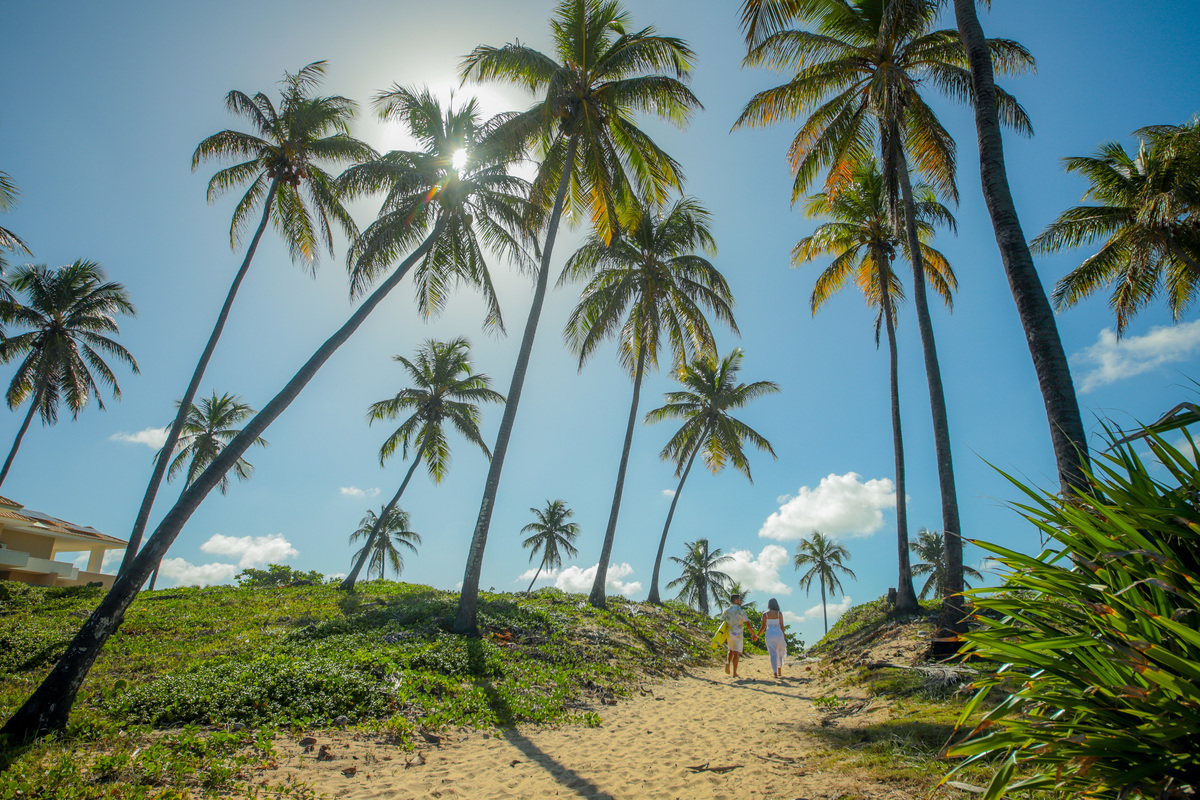 As praias de Salvador e Praia do Forte oferecem um cenário deslumbrante para celebrar o amor. Como fotógrafo de casamentos na praia, estou preparado para capturar a beleza natural desses locais e transformar seu pré-casamento e casamento em lembranças ine