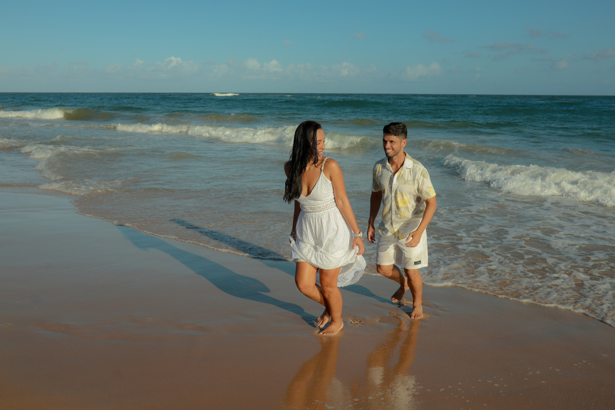 Salvador e Praia do Forte são destinos encantadores para casamentos na praia. Como fotógrafo de casamentos especializado nesses locais, estou comprometido em capturar a verdadeira essência do seu amor e transformá-la em lembranças que você irá apreciar pa