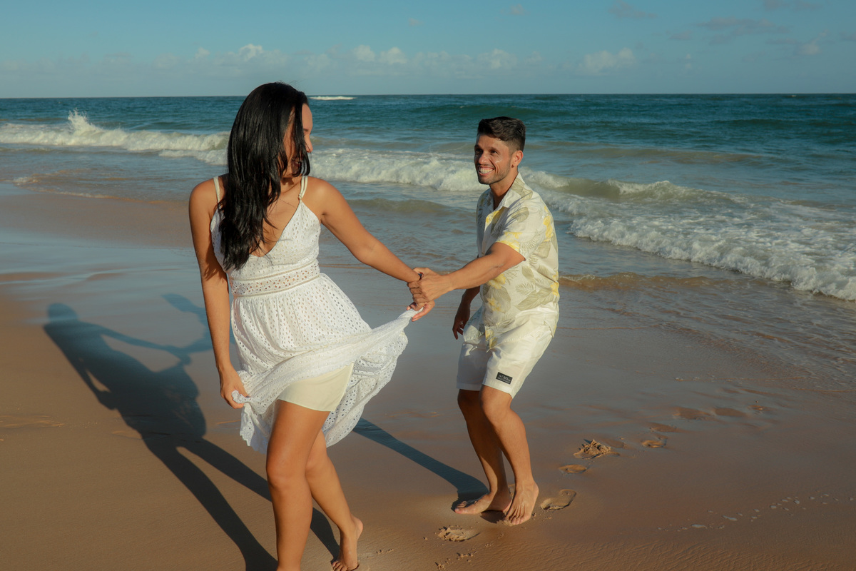 Salvador e Praia do Forte são destinos encantadores para casamentos na praia. Como fotógrafo de casamentos especializado nesses locais, estou comprometido em capturar a verdadeira essência do seu amor e transformá-la em lembranças que você irá apreciar pa