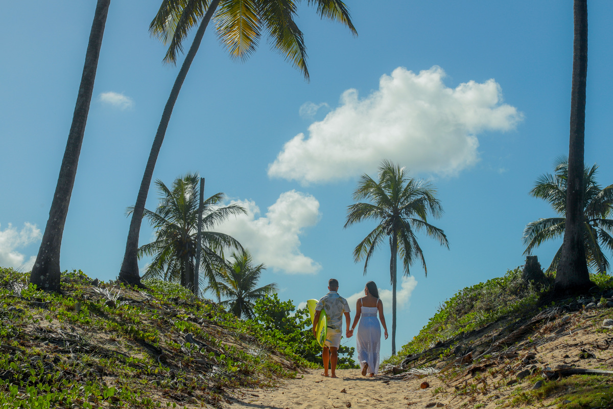 Se você está planejando um casamento na praia em Salvador ou Praia do Forte, conte comigo para registrar cada detalhe desse momento especial. Como fotógrafo especializado em casamentos, vou capturar a essência do seu amor e transformá-la em belas imagens.