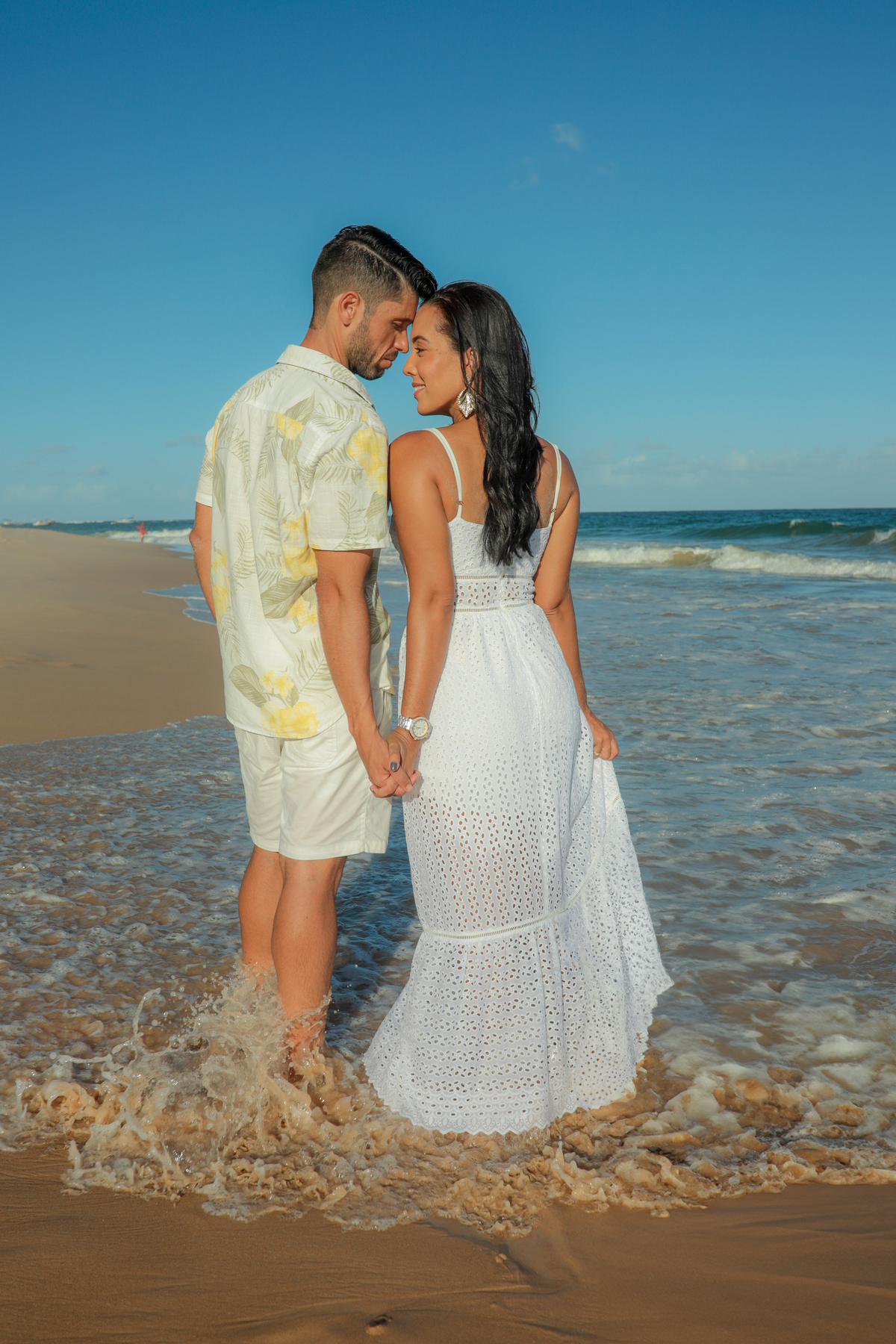 Com suas praias deslumbrantes e paisagens exuberantes, Salvador e Praia do Forte são cenários perfeitos para um casamento na praia. Como fotógrafo especializado em casamentos nesses destinos, estou preparado para capturar cada momento mágico do seu grande
