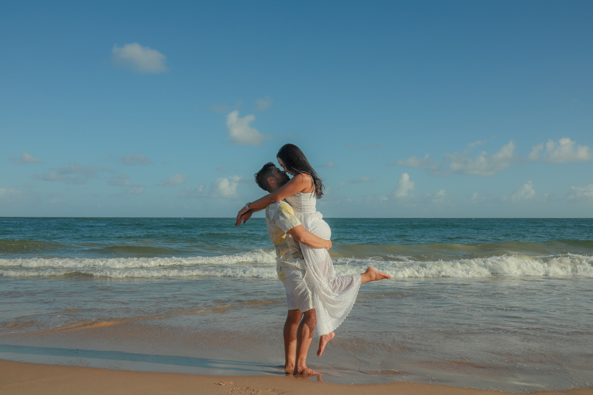 Com suas praias deslumbrantes e paisagens exuberantes, Salvador e Praia do Forte são cenários perfeitos para um casamento na praia. Como fotógrafo especializado em casamentos nesses destinos, estou preparado para capturar cada momento mágico do seu grande