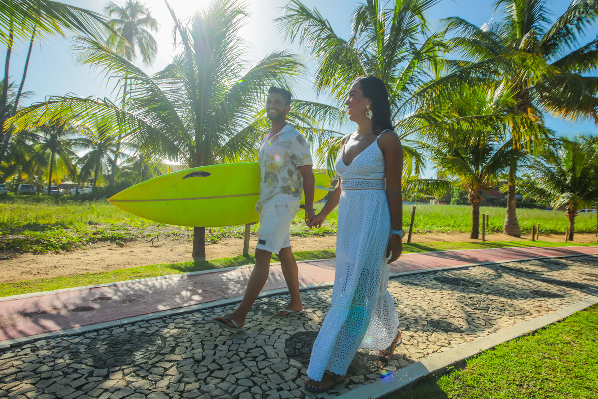Se você está planejando um casamento na praia em Salvador ou Praia do Forte, conte comigo para registrar cada detalhe desse momento especial. Como fotógrafo especializado em casamentos, vou capturar a essência do seu amor e transformá-la em belas imagens.