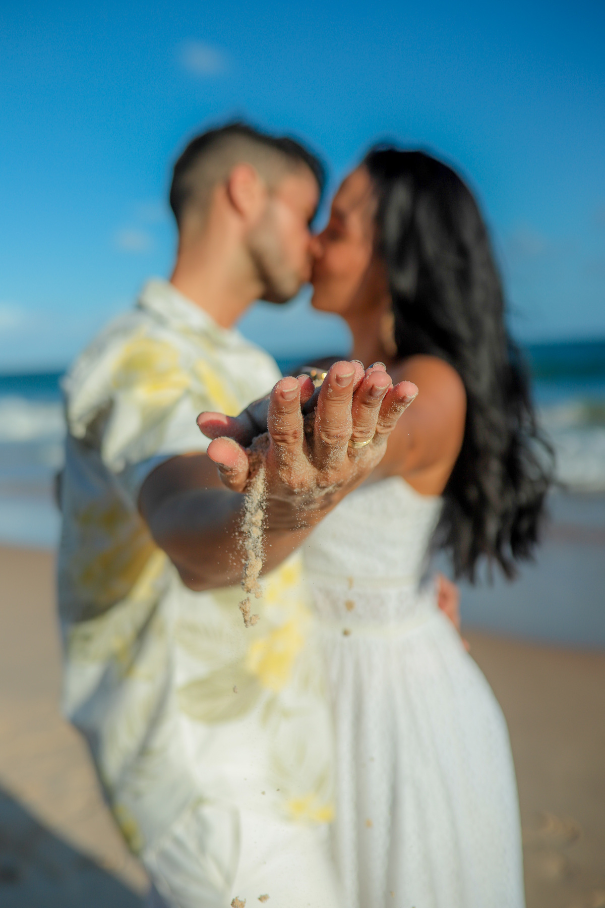 Com suas praias deslumbrantes e paisagens exuberantes, Salvador e Praia do Forte são cenários perfeitos para um casamento na praia. Como fotógrafo especializado em casamentos nesses destinos, estou preparado para capturar cada momento mágico do seu grande